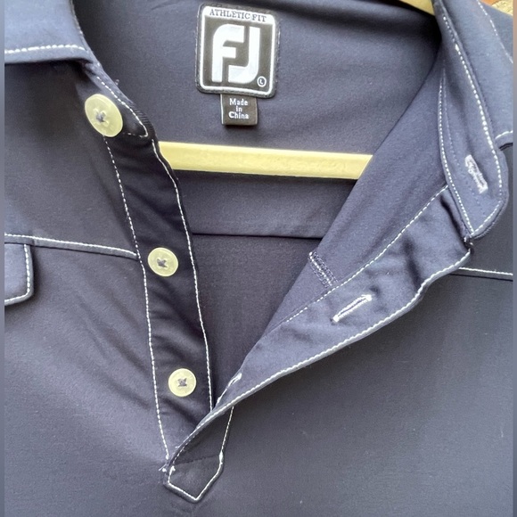 💙⛳️Footjoy size L golf shirt in navy blue w/ contrasting white trim. MINT! - Picture 6 of 7